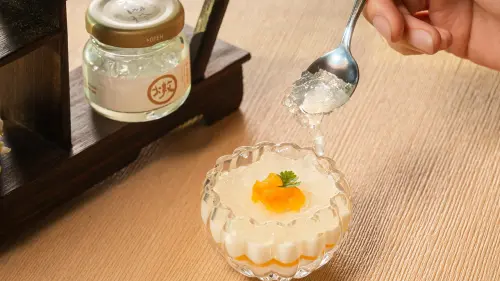 ▲「春綻燕語下午茶」將每盞純淨自然呈色的燕窩融入於下午茶中。其中包含細緻濃郁的「鮮燉燕窩杏仁奶酪」。(圖/晶英國際行館提供) ▲「春綻燕語下午茶」將每盞純淨自然呈色的燕窩融入於下午茶中。其中包含細緻濃郁的「鮮燉燕窩杏仁奶酪」。(圖/晶英國際行館提供)