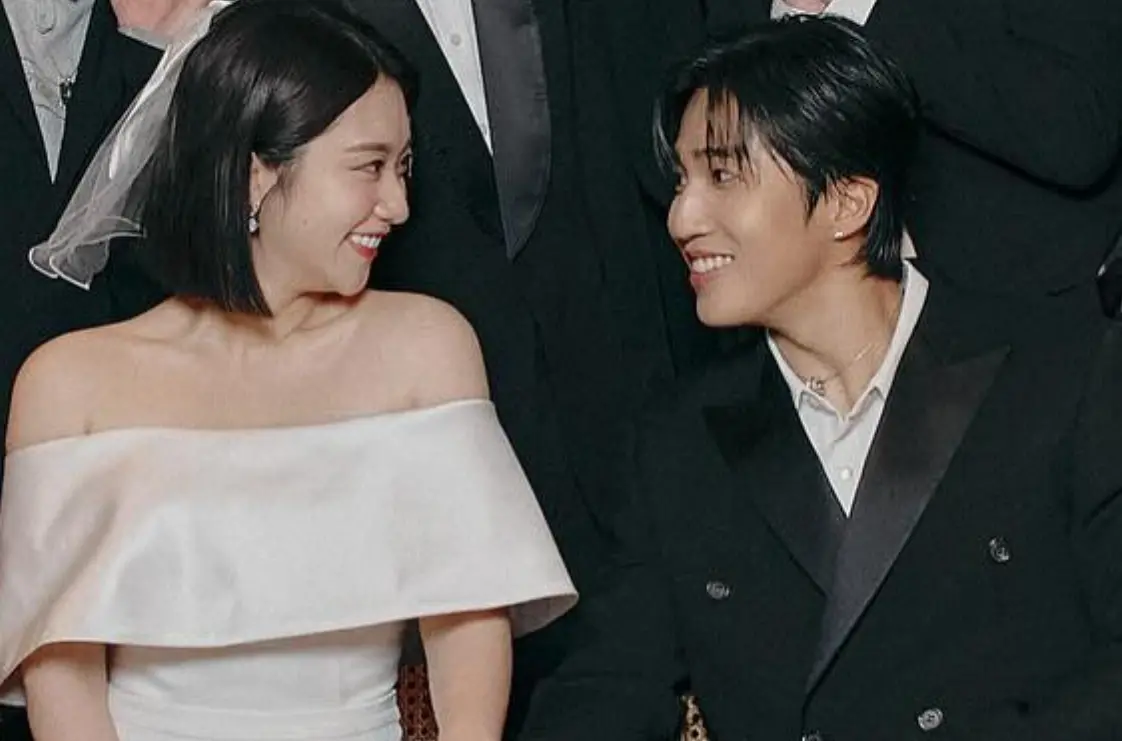 ▲婁峻碩（右）今（16）日與焦凡凡（左）在沖繩舉辦婚禮，豈料卻不見「五堅情」成員，掀起熱議，事實上婁峻碩早就說過沒有要邀請幾人，還大方喊道不收紅包，讓網友笑翻喊：「利益團體。」（圖／IG fan0914fan）