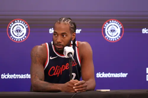 ▲洛杉磯快艇球星Kawhi Leonard,日前首度參與球隊練球,在今(28)日有美國媒體報導指出,他有望出戰台灣時間1月5日,交手亞特蘭大老鷹的比賽,屆時將是他本季的首戰。(圖/美聯社/達志影像) ▲洛杉磯快艇球星Kawhi Leonard,日前首度參與球隊練球,在今(28)日有美國媒體報導指出,他有望出戰台灣時間1月5日,交手亞特蘭大老鷹的比賽,屆時將是他本季的首戰。(圖/美聯社/達志影像)