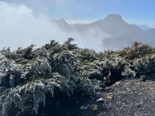 ▲玉山北峰山頂出現霧淞現象。（圖／中央氣象署提供）