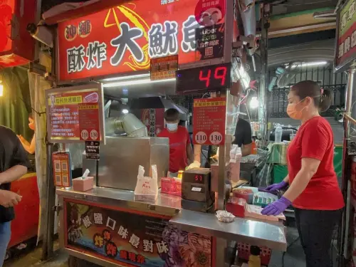 瑞豐夜市的沖繩酥炸大魷魚本來就是人氣攤商,因為《夜市王》節目,業績更上漲3成。(圖/記者葉盛耀攝) ▲瑞豐夜市的沖繩酥炸大魷魚本來就是人氣攤商,因為《夜市王》節目,業績更上漲3成。(圖/記者葉盛耀攝)
