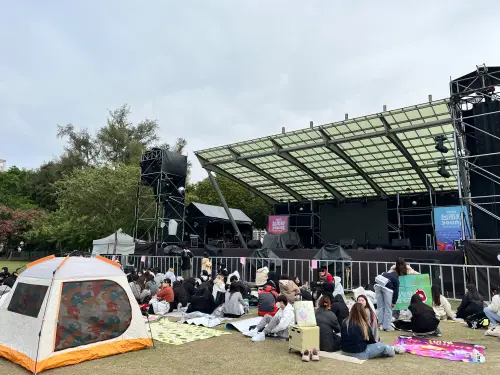 不畏寒冬!堅守南瀛草地音樂會 南市執行清場還送暖暖包
