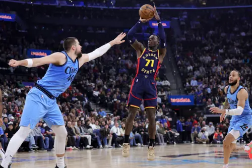 ▲Dennis Schroder本季透過交易，從東區弱旅布魯克林籃網轉戰金州勇士，但近5場出賽只拿下1勝，本場面對洛杉磯快艇也只拿下7分，且外線6投0中。（圖／美聯社／達志影像）