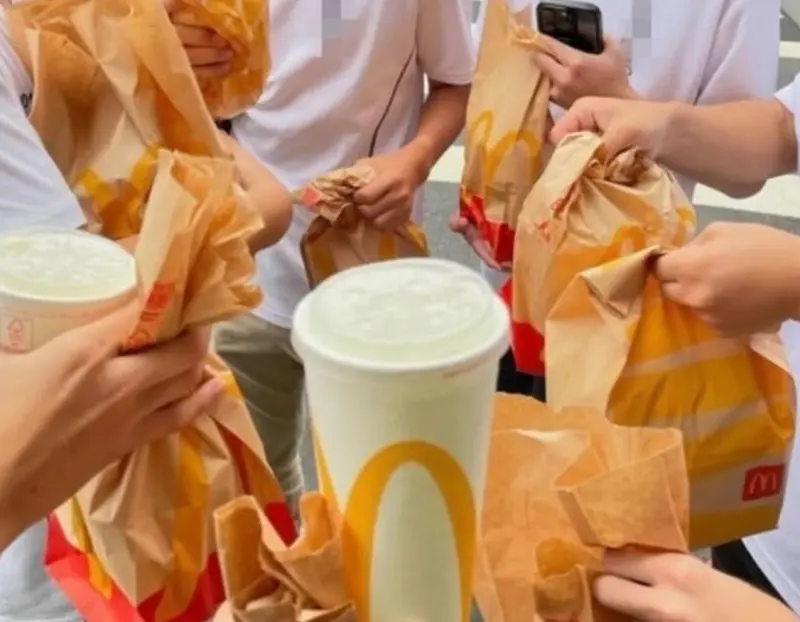▲日前一群建國中學的學生揪團訂購麥當勞，發文炫耀引起公眾憤怒被出征，甚至造成其他學校模仿，引起社會關注。（圖/Threads）