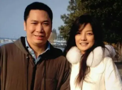 ▲黃有龍（左）據說早在2022年就已經價值16億台幣的酒莊轉給兒子黃小寶。（圖／翻攝自微博）