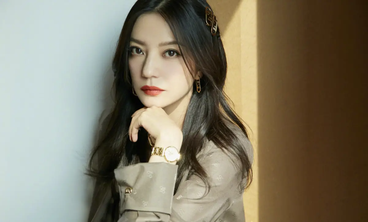 ▲趙薇（如圖）遭封殺後退出演藝事業4年，遭到不少網路言論的抹黑與霸凌，她的哥哥趙健不願再忍耐，發表聲明稱已向法院提出訴訟，接受審理中。（圖／翻攝自趙薇微博）