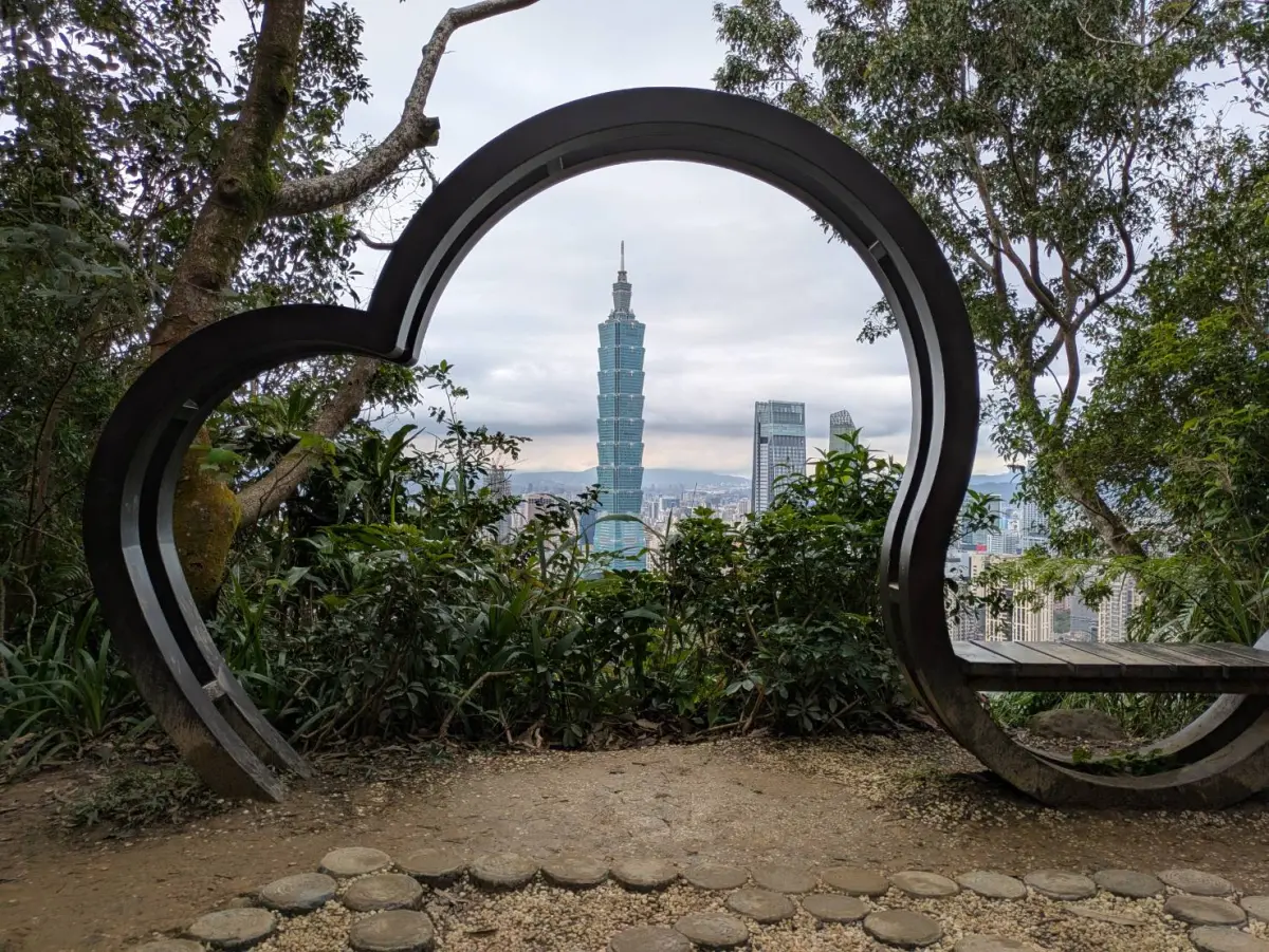 ▲象山有多個瞭望點，像是象山峰旁的求婚平台在2022年完工。（資料照／取自大地處官網）