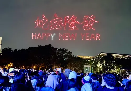 ▲無人跡表演特別以「蛇宓隆發」為賀,向全體市民送上最誠摯的祝福。(圖/南市府提供) ▲無人跡表演特別以「蛇宓隆發」為賀,向全體市民送上最誠摯的祝福。(圖/南市府提供)