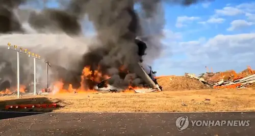 ▲韓國務安機場傳出墜機事故，現場竄出火光及濃濃黑煙。（圖／翻攝自韓聯社）