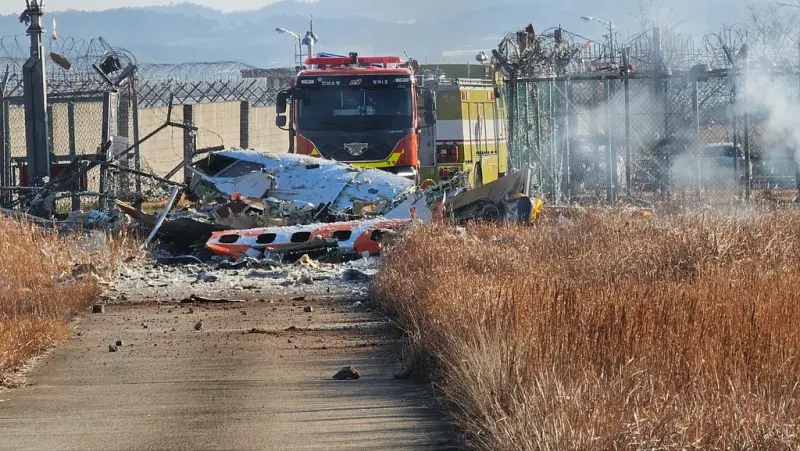 ▲韓國濟州航空準備著陸時墜毀，目前已經確認事故造成120死亡，但消防部門以現場狀況推測，認為機上179人很可能全數罹難。（圖／美聯社／達志影像）