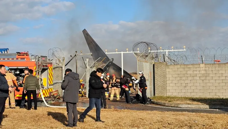 ▲韓國濟州航空一架客機29日因著陸失敗，衝出務安國際機場跑道並撞上外牆爆炸，造成179人罹難。（圖／美聯社／達志影像）