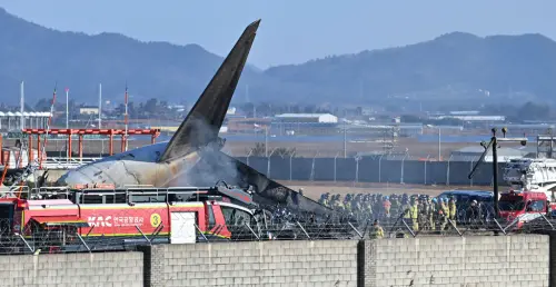 ▲韓國濟州航空客機在著陸時，疑似因為鳥擊導致起落架無法正常放下，因而失控撞上外牆。（圖／美聯社／達志影像）