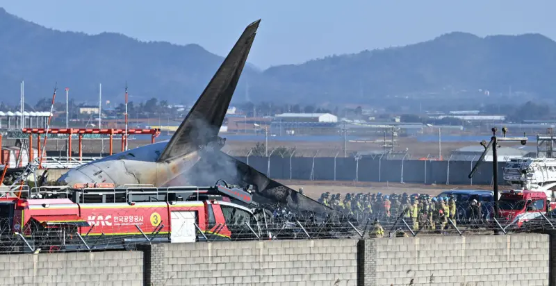 ▲韓國濟州航空客機在著陸時,疑似因為鳥擊導致起落架無法正常放下,因而失控撞上外牆。(圖/美聯社/達志影像)
