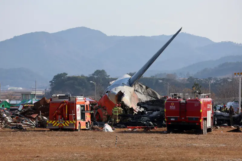 ▲韓國發生嚴重空難，濟州航空飛機墜機。機艙內哪個位置「相對安全」，專家指出「後排中間」生還機率相對較高。（圖／美聯社／達志影像）