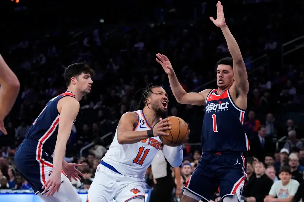 ▲Brunson全場上陣44分鐘狂砍55分，帶領尼克歷經延長賽以136：132力退巫師，取得本季最長7連勝。（圖／美聯社／達志影像）