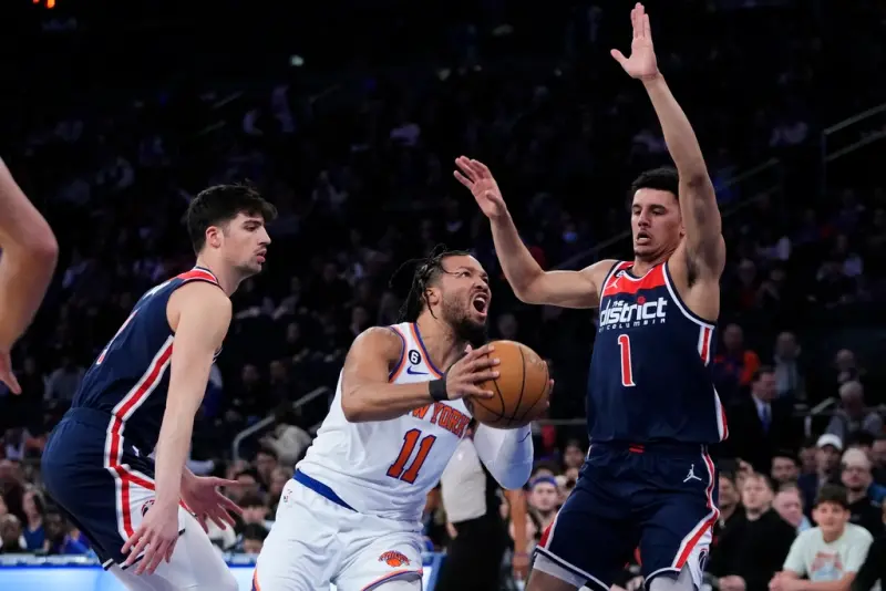 ▲Brunson全場上陣44分鐘狂砍55分，帶領尼克歷經延長賽以136：132力退巫師，取得本季最長7連勝。（圖／美聯社／達志影像）