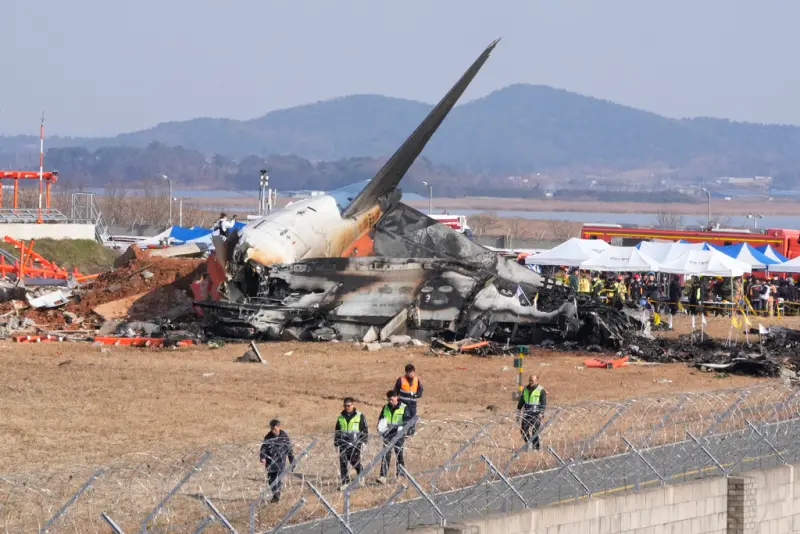 ▲韓國濟州航空著陸時失控墜毀，目前已經確認事故造成85死亡，但消防部門以現場狀況推測，認為機上179人很可能全數罹難。（圖／美聯社／達志影像）