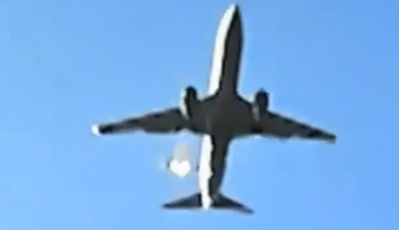 ▲濟州航空7C 2216航班在降落前疑似遭遇鳥擊，右側引擎噴火之後冒出黑煙。（圖／翻攝X@tepalzoa）