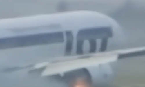 ▲2011年11月1日LOT波蘭航空一架波音767班機也是起落架全部無法展開,最終以機腹觸地迫降成功。(圖/翻攝Youtube) ▲2011年11月1日LOT波蘭航空一架波音767班機也是起落架全部無法展開,最終以機腹觸地迫降成功。(圖/翻攝Youtube)