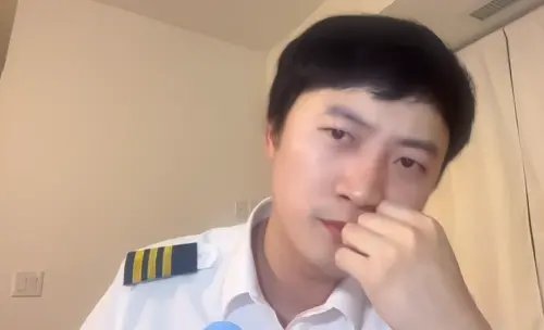 B站頻道「昕有凌兮雜貨鋪」從事飛機機師的掌櫃,認為這次濟州航空機組迫降已經盡力做到最好了,但看見跑道末端有水泥高臺與水泥牆之後,忍不住哽咽。(圖/翻攝bilibili) ▲B站頻道「昕有凌兮雜貨鋪」從事飛機機師的掌櫃,認為這次濟州航空機組迫降已經盡力做到最好了,但看見跑道末端有水泥高臺與水泥牆之後,忍不住哽咽。(圖/翻攝bilibili)