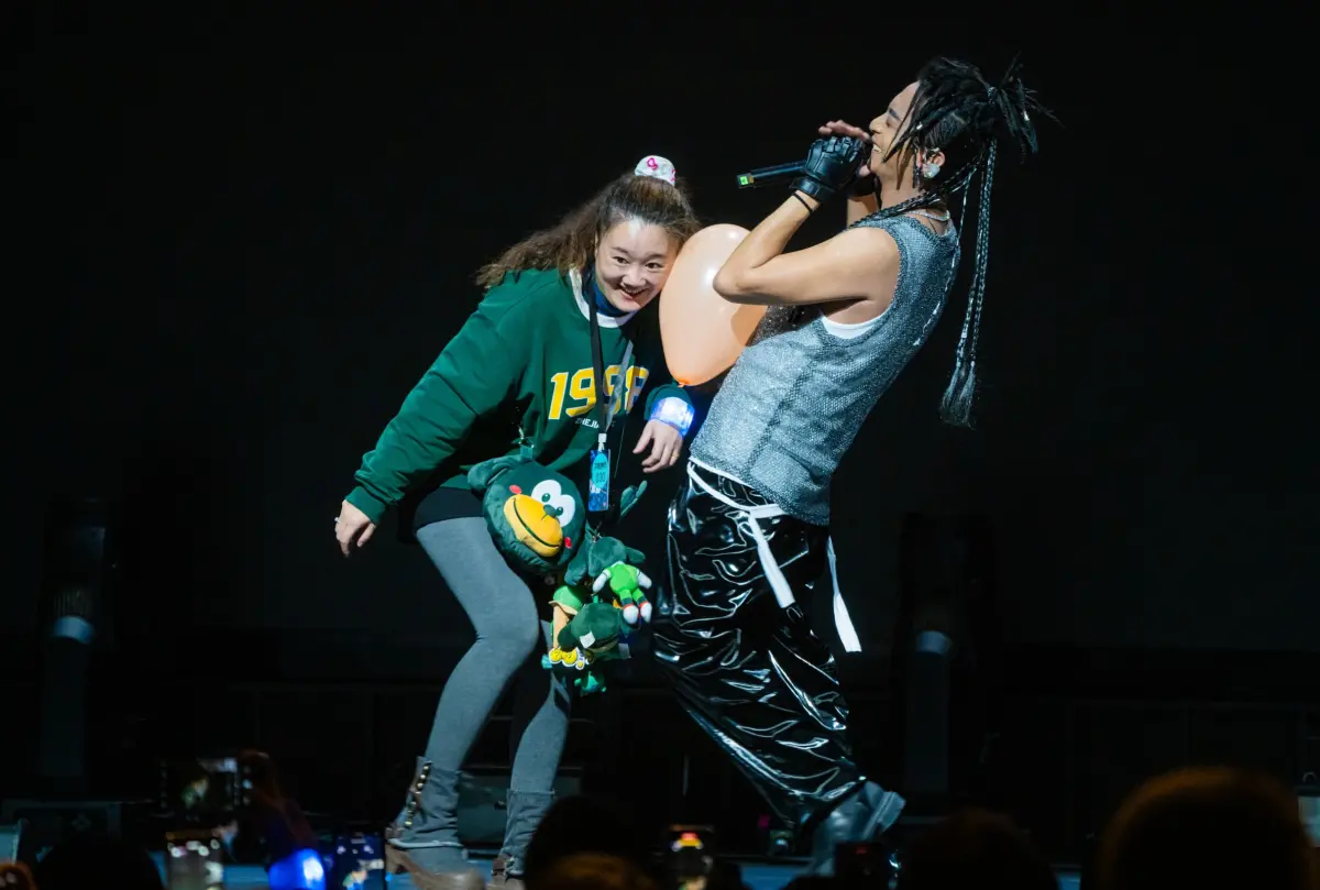 ▲Energy Toro不只被粉絲拱脫掉，還被坤達算計，用肚子和粉絲的臉頰夾氣球，畫面超級荒唐。（圖／相信音樂提供）