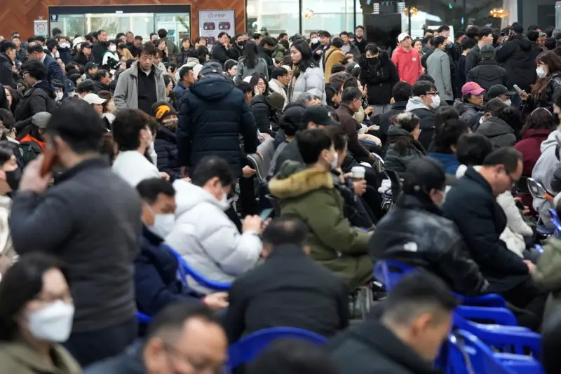 ▲韓國濟州航空一架載有181人航班，今（29）日上午在務安機場降落時失事，恐179人罹難，焦急的乘客家屬在務安機場等待。（圖／美聯社／達志影像）