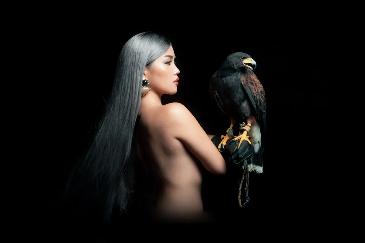 ▲阿布絲第一張專輯就入圍4項金曲獎，這次隔了1年再推出第二張專輯《QUEENDOM》，使出絕招露出整片美背。（圖／華納音樂提供）