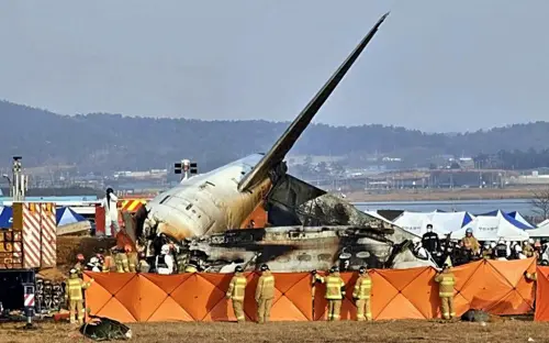 ▲韓國濟州航空7C2216航班29日上午在務安機場降落時失事，造成179人死亡，韓國為此全國進入為期七天的國家哀悼期。（圖／美聯社／達志影像）