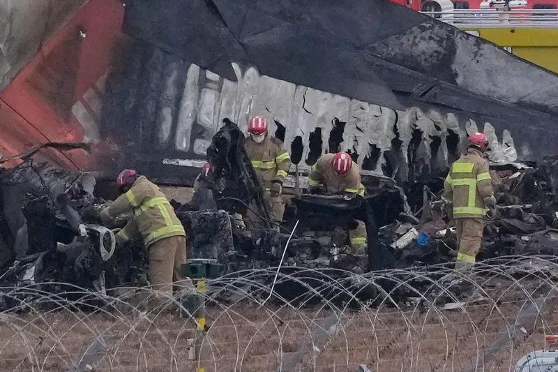 ▲韓國濟州航空載有181人的客機墜毀，造成179人死亡、2人生還。目前正在進行事故調查及確認罹難者身份。（圖／美聯社／達志影像）