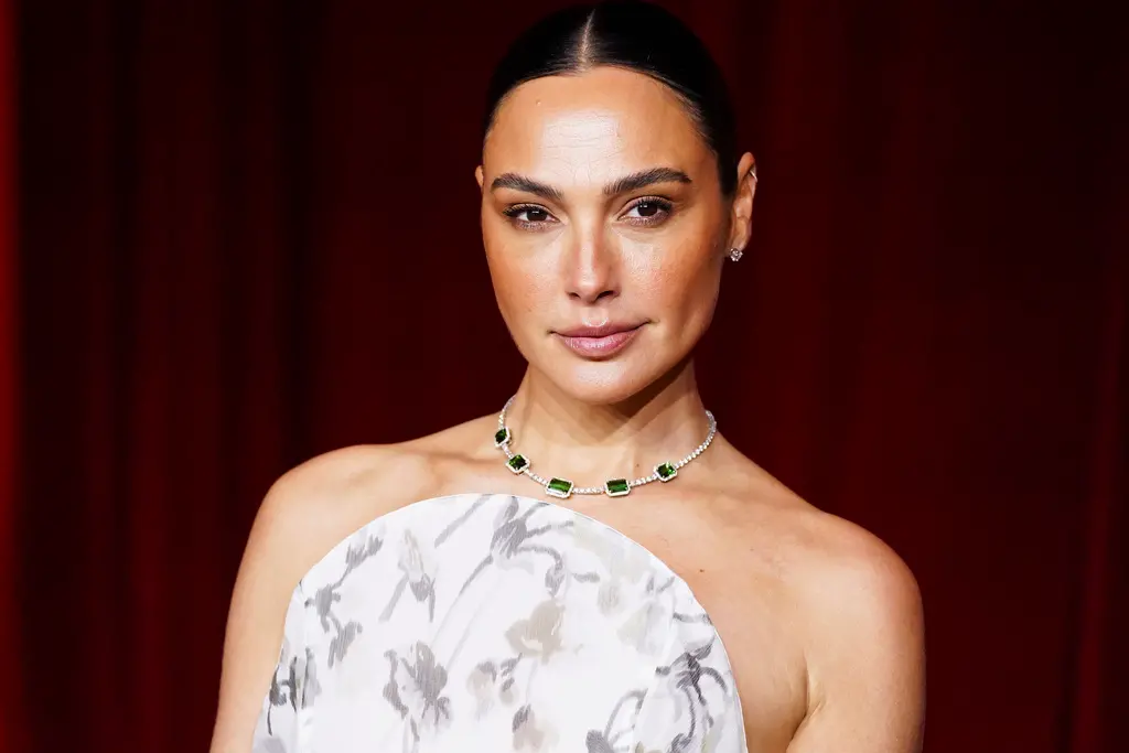 ▲主演《神力女超人》的蓋兒加朵自曝在今年2月時，懷孕已經8個月，卻頭痛欲裂，檢查出腦部有大量血塊，一邊要動腦部手術，另一面還要把女兒健康生下來。她現在已痊癒，女兒也順利出生，呼籲大家要注意身體。（圖／摘自IG）