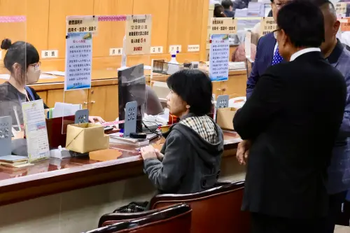快訊／急領4000萬救柯文哲！陳佩琪現身北院領繳款單辦保　
