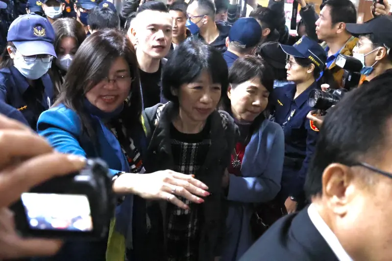 ▲30日下午1時35分許，柯文哲的妻子陳佩琪現身台北地院，領取繳款單，幫柯文哲辦理交保手續。（圖／記者李政龍攝.2024.12.30）