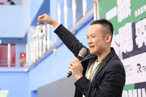 ▲賽事創辦人蔡易龍在頒獎典禮上發表感言，並展示特別設計的比賽紀念品，分享羽球運動的熱情與初心。（圖／主辦單位提供）