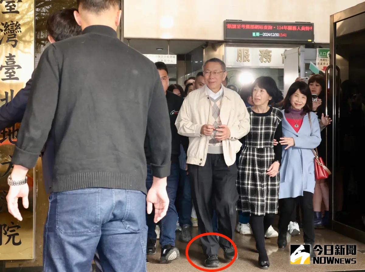 ▲民眾黨主席柯文哲戴電子腳鐐。（圖／記者李政龍攝，2024.12.30）