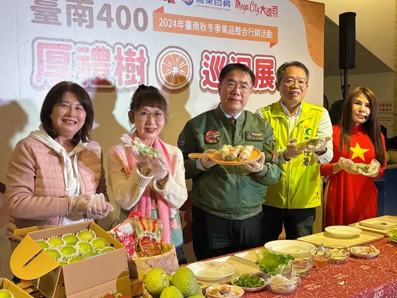 ▲(左一起)臺南市長夫人劉育菁 老師、遠東百貨 徐雪芳 總經理、臺南市長  黃偉哲、農糧署組長 蘇登照及越南新住民黎子伊 錢錢 老師一同手作越南蜜棗春捲。（圖／板橋大遠百提供）