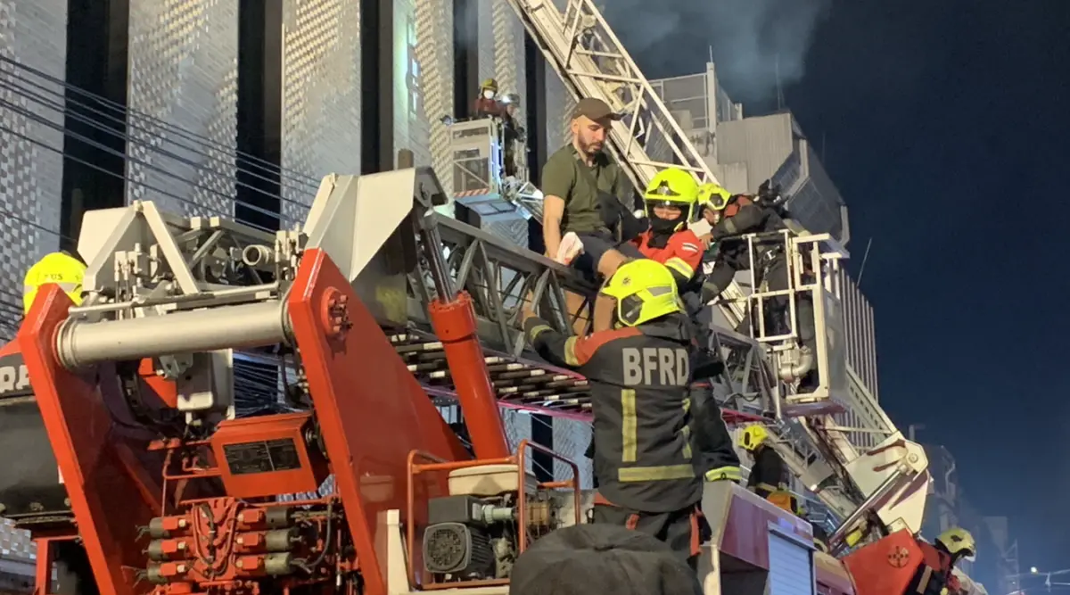 ▲考山路（Khao Shan Road）的一家六層樓飯店發生火災意外，釀成三名外國人死亡。（圖／翻攝自 Khaosod）