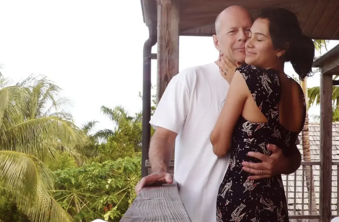 ▲69歲知名好萊塢巨星布魯斯威利（左）罹患額顳葉型失智症，記憶、語言能力都退化，妻子艾瑪在兩人結識的17週年，透露心情沉重，且感到憤怒與哀傷。（圖／摘自IG）