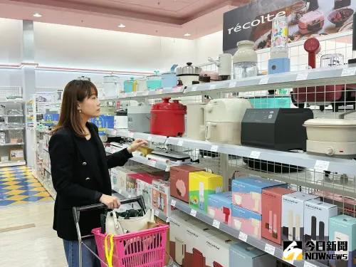 ▲ 寶雅澄清店引進日本美型小家電品牌，為追求高品質生活的消費者，提供一系列多功能烹飪鍋和生活小物。（圖／記者陳美嘉攝，2024.12.30）