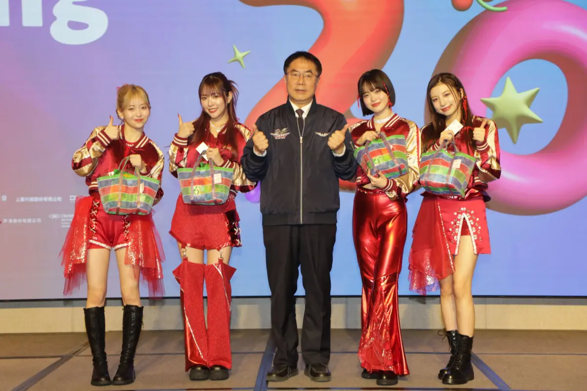 ▲日本新生代女團「@onefive」將在明晚「台南好young跨年演唱會」演出，也是該團成軍5年來首度海外演出，市長黃偉哲特別送上台南味的伴手禮。（圖／南市府提供）