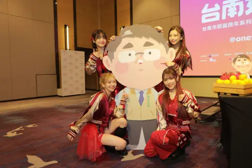▲「@onefive」開心的與市長黃偉哲Q版公仔合影。(圖/南市府提供) ▲「@onefive」開心的與市長黃偉哲Q版公仔合影。(圖/南市府提供)