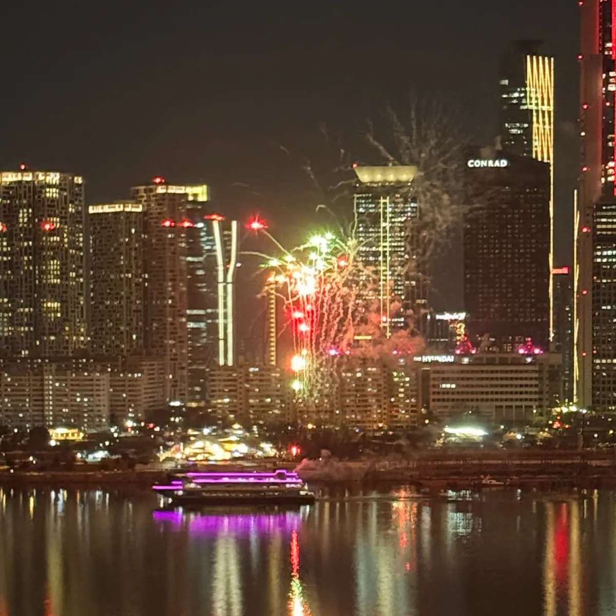 ▲濟州航空空難當晚，漢江出現煙火施放，引發民眾撻伐。（圖／翻攝自Ｘ）