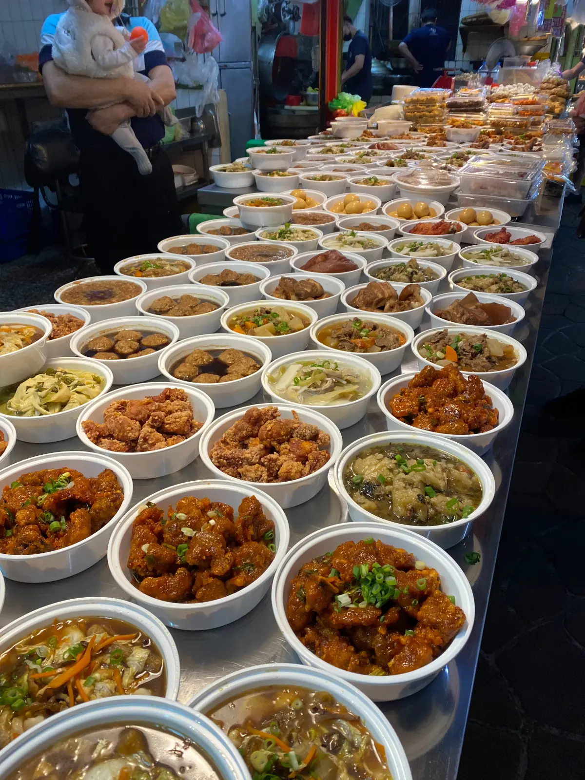 ▲中市第五市場百元年菜邁入第13年，將於114年1月3日早上9時開賣，10道菜只賣1450元，要讓鄉親開心圍爐。（圖／業者提供）