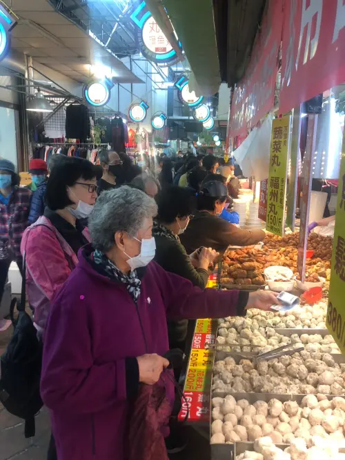 中市第五市場百元年菜1/3開賣 10道佳餚1450元開心圍爐 ▲中市第五市場百元年菜,年年吸引大批民眾排隊搶購。(圖/業者提供)