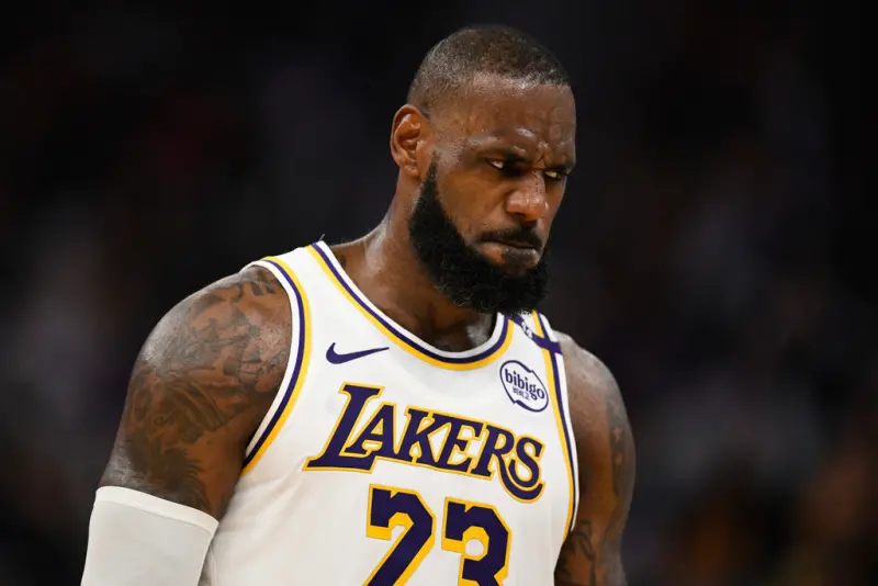 ▲湖人今天主場迎戰聯盟榜首騎士，剛滿40歲的「詹皇」LeBron James此役繳出23分7助攻，但還是擋不住騎士5人得分上雙，終場以110：122吞敗，騎士收下8連勝。輸球心情不美麗的James在比賽秒數還沒跑完就提前離場。。（圖／美聯社／達志影像）