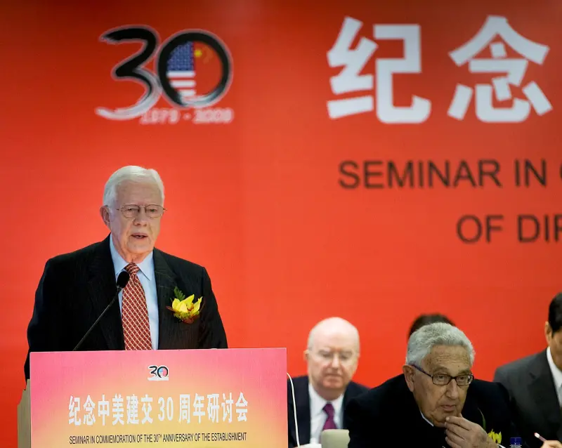 ▲卡特卸任美國總統後仍多次拜訪中國,圖為他2009年時,與前國務卿季辛吉一起,出席紀念中美建交30周年研討會活動。(圖/美聯社/達志影像)