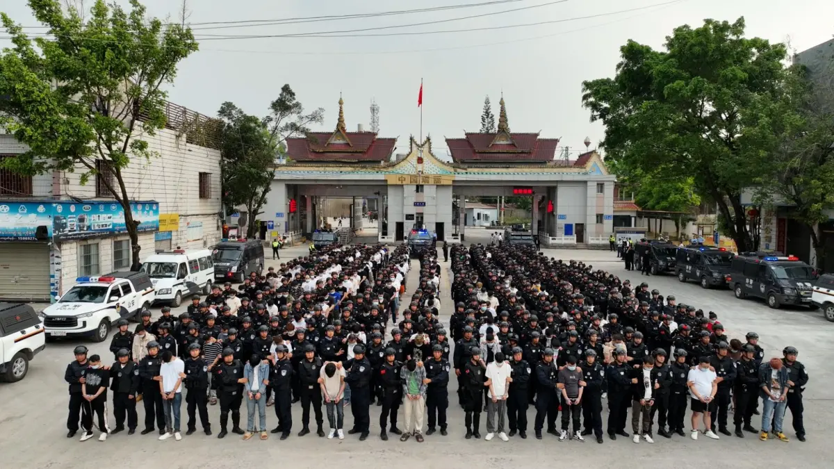 ▲中國公安部部長助理劉忠義16日率團抵達泰國曼谷廊曼機場。圖為中國在緬甸破獲電詐集團，並起訴明家39人。（圖／翻攝自微博）