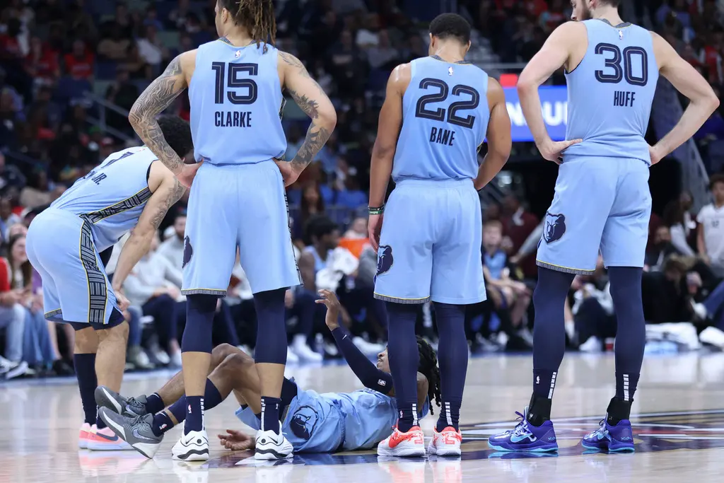 ▲Morant日前率隊迎戰鵜鶘時，被撞傷右肩提前退場，今診斷報告出爐，為「肩峰鎖骨關節」一級扭傷，暫時無復出時間表。（圖／美聯社／達志影像）