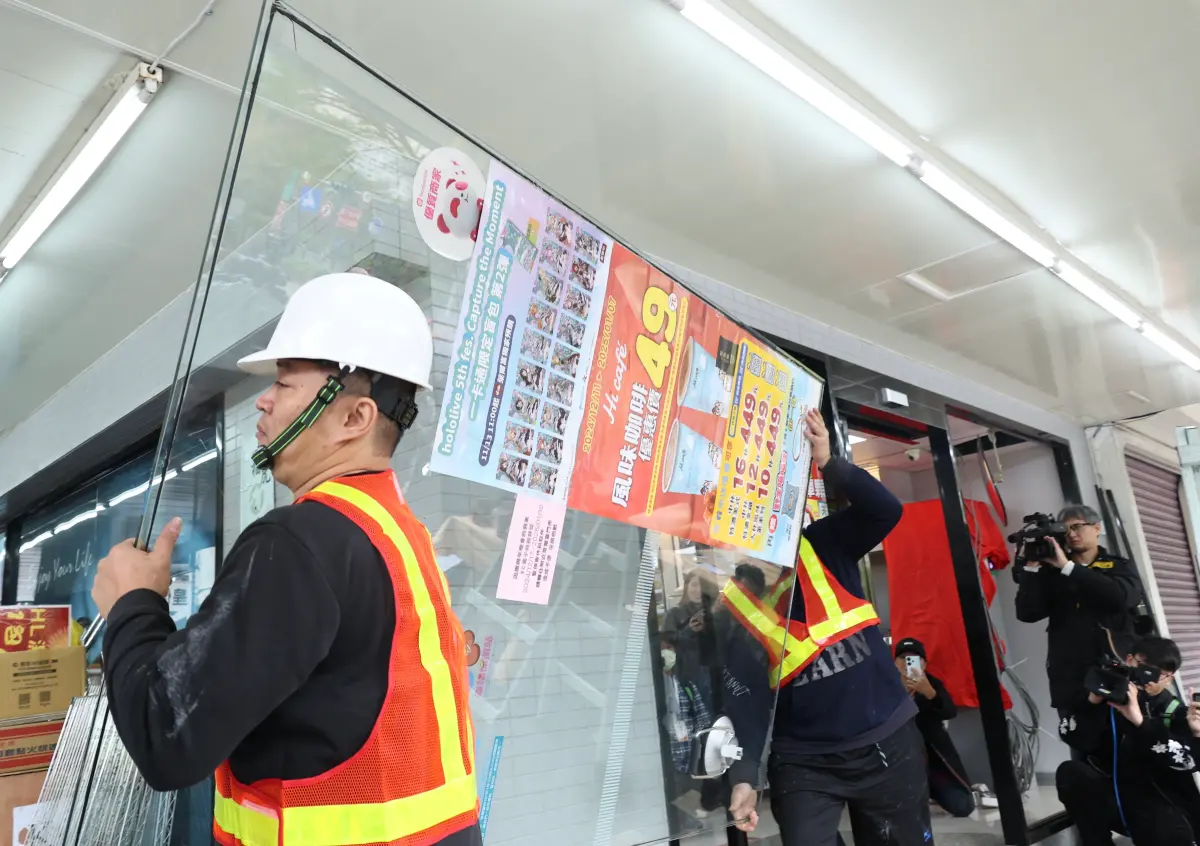 ▲為了應戰2025跨年人潮，鄰近台北市政府的萊爾富信彩店今（31）日上午已經拆除大門及冰箱門玻璃，節省與縮短民眾拿取商品時間。（圖／記者陳明安攝）