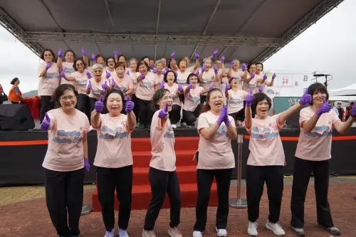 中和區樂齡中心帶來開場演出星期五晚上。 ▲中和區樂齡中心帶來開場演出星期五晚上。