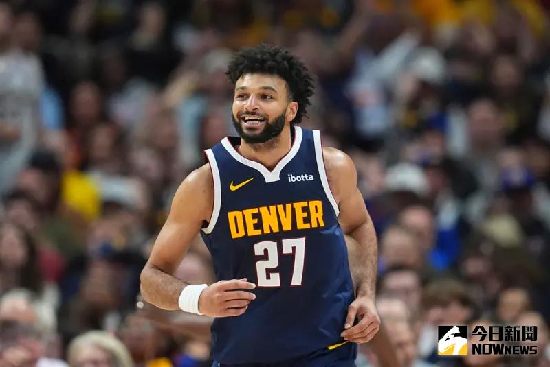 ▲《灌籃高手》場景在NBA完美重現？丹佛金塊主控Jamal Murray今（31）日在2024年最後一戰，幫助球隊以132：121擊敗猶他爵士，比賽中他在一次攻防轉換的回合中助攻隊友Peyton Watson灌籃，這一幕他彷彿化身宮城良田，助攻櫻木花道完成精彩空接爆扣。（圖／美聯社／達志影像）